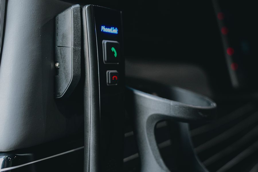 Passenger-to-driver intercom handset in the V-Class rear console